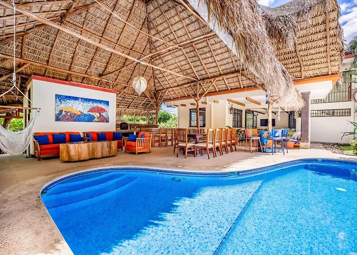 Private Pool, Luxe Patio: 4br Carrillo Hébergement de vacances