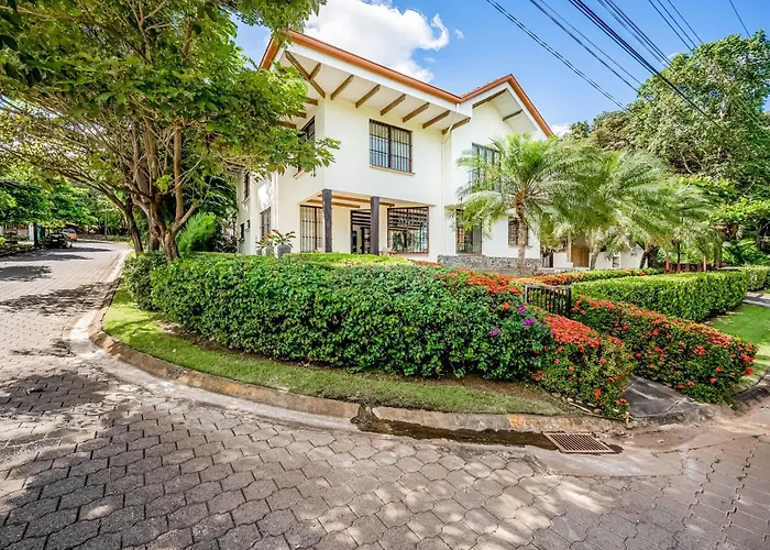 Private Pool, Luxe Patio: 4br Carrillo Hébergement de vacances